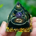 Makroaufnahme der Krebs-Sternzeichen-Orgon-Pyramide mit Amethyst und Obsidian-Steinen - Krebs