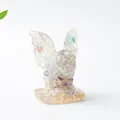 Détail d'une statuette de monstre en résine avec cristaux de fluorite violets et verts - Fluorite Colorée