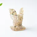 Détail d'une statue monstre en résine avec feuilles d'or et éclats de pierre noire - Quartz Rutile