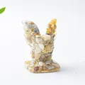 Détail d'un ornement de monstre ailé en résine rempli de cristaux naturels colorés - Agate Folle