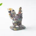 Détail de statue de gargouille en résine avec pierres naturelles pour déco de bureau - Jaspe Océan