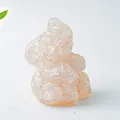 Detalle de figura de elefante de cristal rosa con piedras naturales y resina - Cuarzo rosa