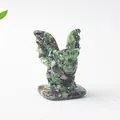 Détail d'une figurine monstre en pierre de cristal avec texture minérale violette - Ruby Zoisite