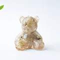 Dettaglio dell'orso in resina trasparente con riempimento di pietre di cristallo colorate - Quarzo Rutilato