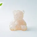 Dettaglio macro di un orso in resina con frammenti di pietre di cristallo rosa - Quarzo rosa