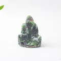 Vista detallada de pequeña estatua de Buda hecha con piedras de resina de cristal verde y lila - Rubí Zoisita Buda