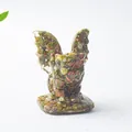 Détail d'une figurine de gargouille ailée avec éclats de cristal unakite vert et rose - Unakite