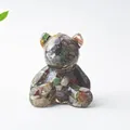 Dettaglio di un orsetto in resina con cristalli naturali colorati per decorazione casa - Diaspro Oceanico