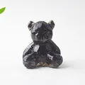 Vista dettagliata di una statuetta di orso in resina nera con texture di cristallo naturale - Ossidiana