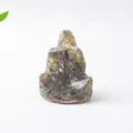 Detalle de la estatua de fantasma en resina de labradorita con texturas de cristal natural - Labradorita Negra Ídolo
