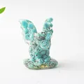 Détail des éclats de cristal turquoise incrustés dans une statue de gargouille en résine - Turquoise