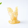 Détail macro de statue monstre en résine avec pierres de cristal jaune et résine claire - Agate Jaune