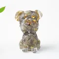 Braune Schnauzer-Figur aus Kunstharz mit Goldfolie auf strukturiertem Lederhintergrund - Labradorit