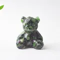 Dettaglio di un orso in cristalli naturali di rubino in zoisite con accento di foglia verde - Rubino Zoisite
