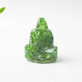 Detalle de una estatua de Ganesha de resina verde con piedras de cristal natural brillante - Ganesha de Cristal Verde