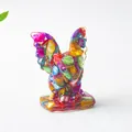 Détail de la figurine monstre en résine avec pierres de cristal naturel colorées - Coquillage Coloré