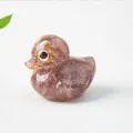 Macro-opname van kristallen eend met aardbeienkwarts en gouden glitters in hars - Aardbeienkwarts / Klein Formaat 38 Mm