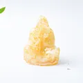 Detalle de la estatua de Ganesha en resina de cristal amarillo con textura traslúcida - Ágata Amarilla Ámbar Ganesha