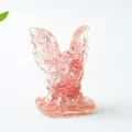 Détail d'une figurine de gargouille en cristal rose montrant la résine translucide - Quartz Pastèque