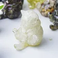 Dettaglio macro di una statuetta di gatto seduto in resina e pietre di cristallo - Cristallo di rocca