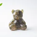 Primo piano di un orsetto in resina riempito con pietre di cristallo naturale - Labradorite Nera