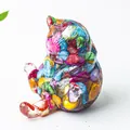 Dettaglio di una statuina a forma di gatto in resina con cristalli naturali colorati - Conchiglia Colorata