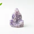 Primer plano detallado de una estatua de resina de amatista sobre un fondo gris neutro - Adorno Ídolo de Piedra Lila