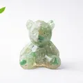 Dettaglio di un orsetto in resina trasparente con pietre di cristallo naturale verdi - Avventurina Verde