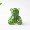 Macro di ghiaia di cristallo naturale verde all'interno di un orso in resina decorativo - Smalto Smeraldo