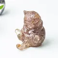 Dettaglio di statuetta a forma di gatto in graniglia di cristallo naturale e resina - Quarzo Fragola