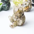 Primo piano di una statuina di gatto in resina con pietre di cristallo naturali per decori - Quarzo Rutilato