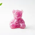 Dettaglio di un orsetto in resina e cristalli rosa con finitura lucida a specchio - Cristallo Rosa Rosso