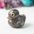 Macro-opname van kristallen eend met blauwe labradorescentie en minerale textuur - Zwarte Labradoriet / Klein Formaat 38 Mm