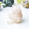 Dettaglio della trama di una statuetta di gatto in resina e cristallo per l'arredamento - Quarzo rosa
