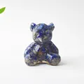 Dettaglio di statuetta a forma di orso in lapislazzuli con texture in cristallo naturale - Lapislazzuli