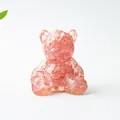 Vista dettagliata della scultura di orsetto in cristallo rosa con resina traslucida - Quarzo Cocomero