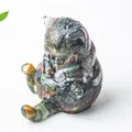 Vista macro dettagliata della statuetta di gatto in resina con cristalli naturali - Diaspro Oceanico