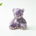 Dettaglio di orsetto in resina con frammenti di ametista viola e scaglie d'oro - Viola da Sogno