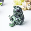 Dettaglio di una statuina di gatto in cristallo rubino zoisite naturale con venature - Rubino Zoisite