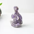 Figurine de tortue méditante en cristaux d'améthyste naturelle sur un fond blanc pur - Violet de Rêve