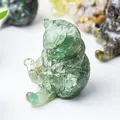 Macro di una statuina a forma di gatto in ghiaia di cristallo verde e resina - Avventurina Verde