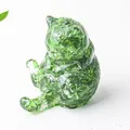 Dettaglio macro di una statuetta di gatto in cristallo verde con crepe di ghiaccio - Smalto Smeraldo