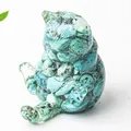 Dettaglio macro di statuetta a gatto con trama in resina turchese e contorni levigati - Turchese