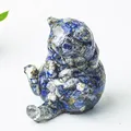 Dettaglio di statuetta di gatto in scaglie di cristallo di lapislazzuli e resina - Lapislazzuli