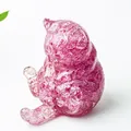 Dettaglio macro della statuetta di gatto in resina con cristalli naturali rosa - Cristallo Rosa Rosso