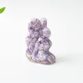 Hasenfigur aus lila Amethyst-Kristallstein und Harz als Schreibtischdekoration - Lilastein
