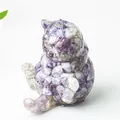 Dettaglio macro di scultura a gatto in pietra di cristallo viola e resina - Pietra Lilla