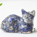 Figura de gato de resina con piedras azul oscuro y motas doradas brillantes - Lapislázuli