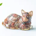Figura de gato hecha de resina transparente con trozos de cristal natural de colores - Ágata roja