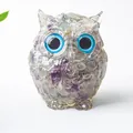 Figurine de chouette en cristal avec résine de gravier violet et vert sur fond blanc - Fluorite Colorée